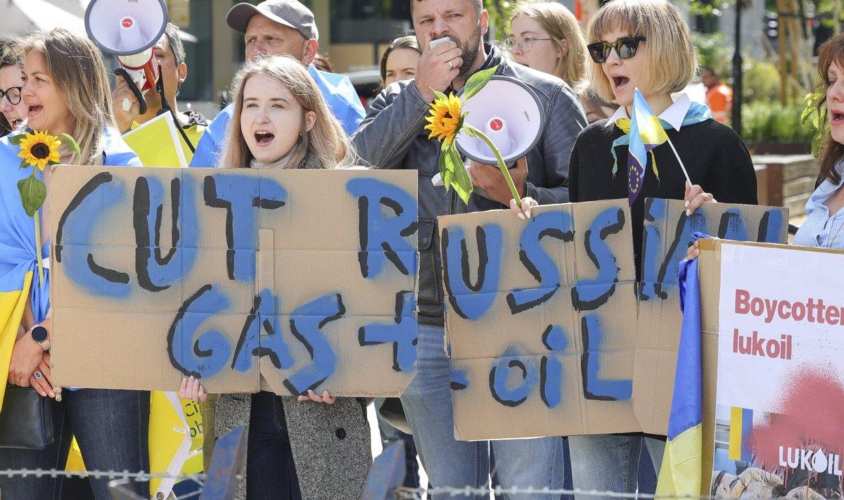 Демонстранты требуют бойкота российских нефти и газа