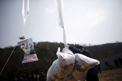 Kim Jong-uni kritiseerivate lendlehtede kotid demilitariseeritud tsooni lähedal Lõuna-Koreas.