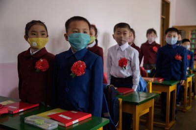 Pyongyangi algkoolilapsed, maskid ees, kuu algul jälle koolis.