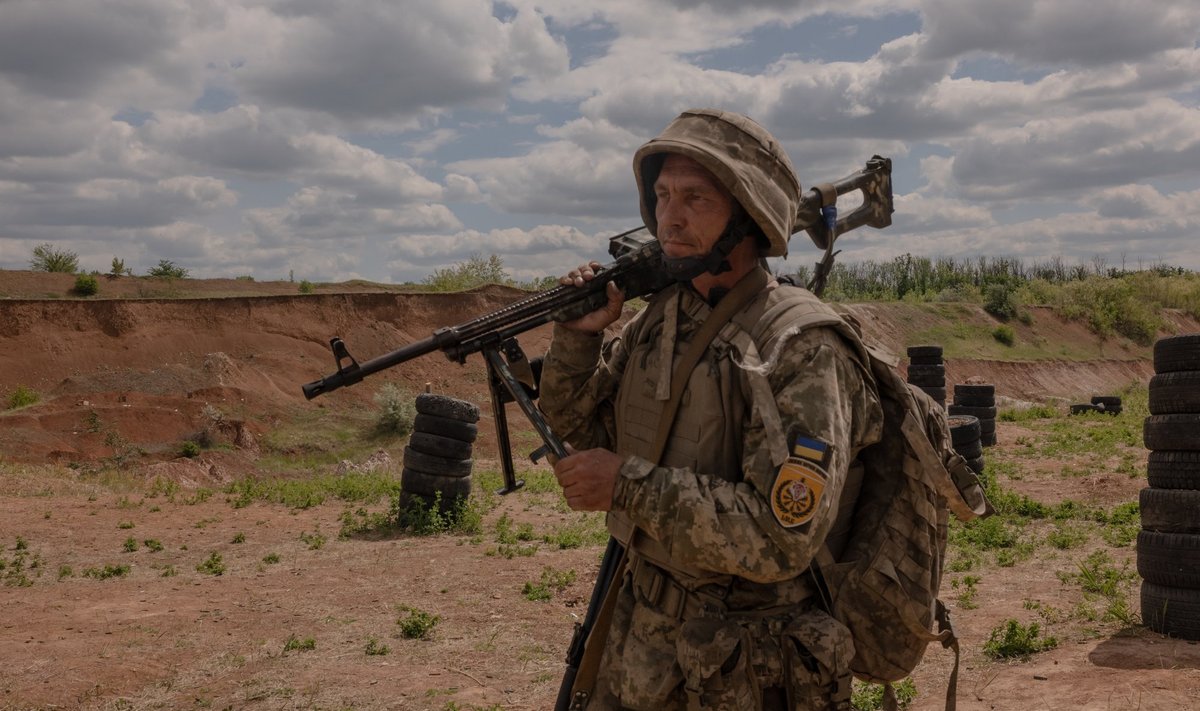 HARJUTAMINE TEEB MEISTRIKS: Ukraina 22. brigaadi võitleja õpib Donetski piirkonnas suurtüki- ja esmaabioskusi. Pilt on tehtud 17. mail.