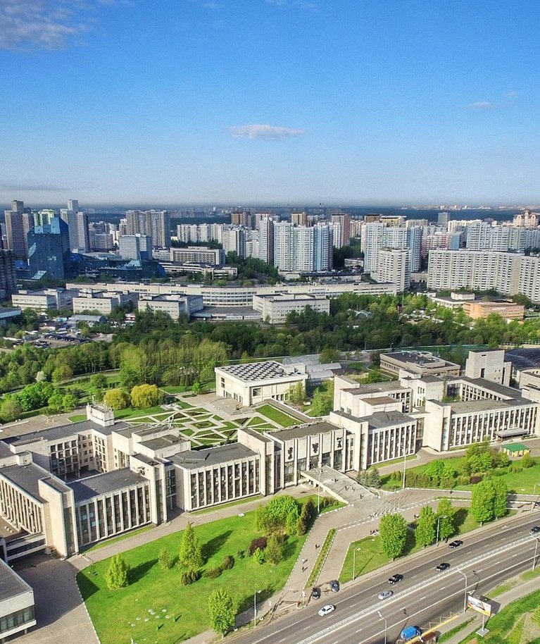 Nõukogude ajal peeti Moskva Riiklikku Rahvusvaheliste Suhete Instituuti kõige elitaarsemaks ülikooliks, kuhu igaüks õppima ei pääsenud.