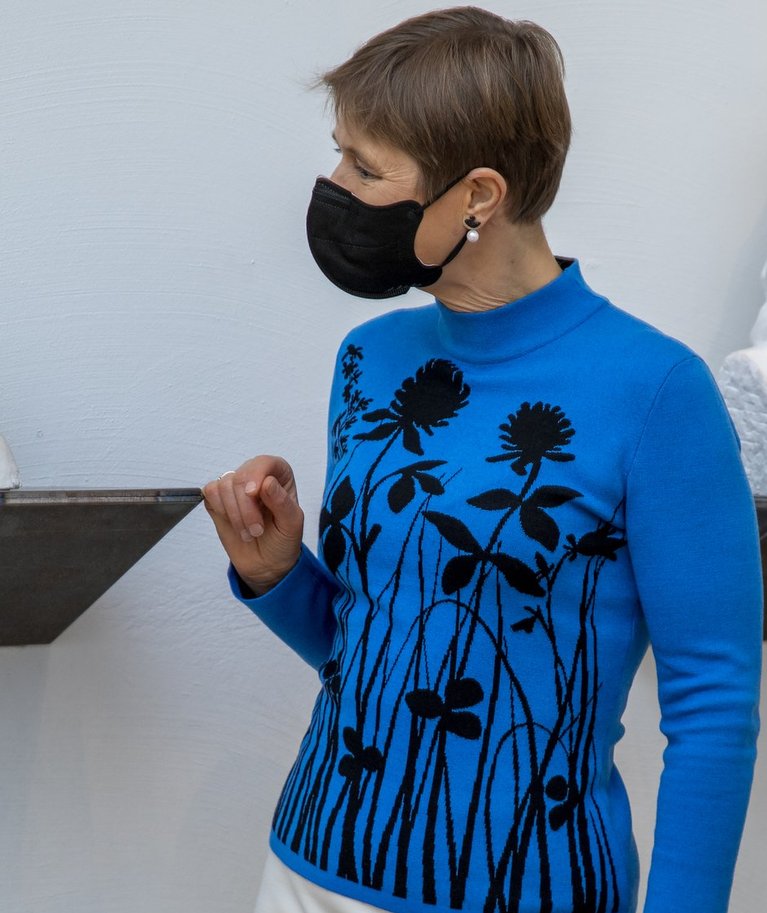 President Kersti Kaljulaid valib eri aegade portreeskulptuuride hulgast välja just selle, lapse pea. Ta näeb selles tuleviku märki. Ütleb midagi sellest, et neile peame me mõtlema! Villu Jaanisoo installatsioon “Kajakas” Eesti Kunstimuuseumis.
