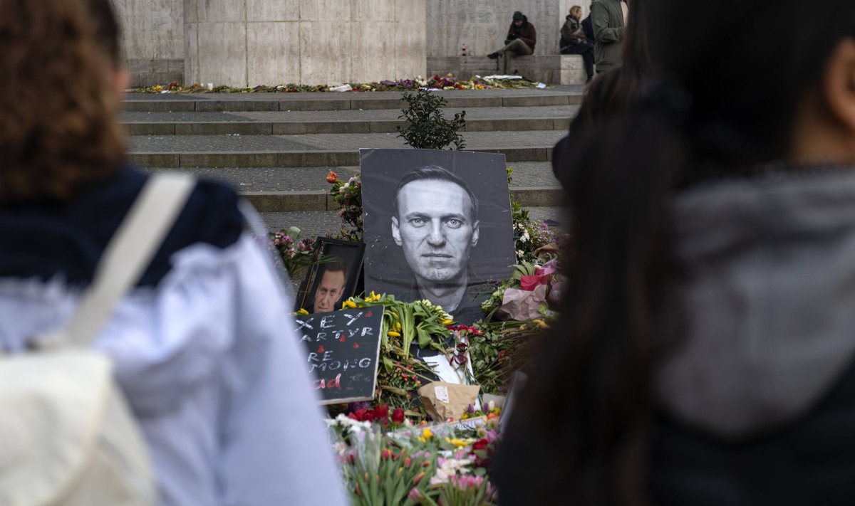 Aleksei Navalnõi portree mälestuskohas Amsterdamis.