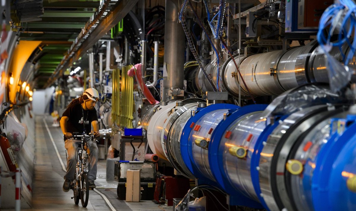 CERNi suur hadronite põrguti on niivõrd suur seade, et hooldustöödel on vaja jalgratast kasutada. 
