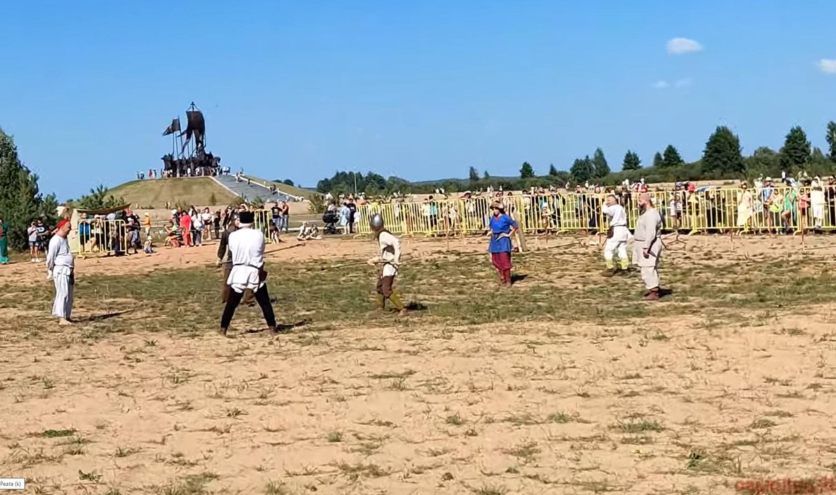 JÄÄLAHING AUGUSTIKUUMUSES. Nii mängiti möödunud laupäeval Peipsi-äärse Aleksandr Nevski mälestussamba jalamil läbi 780 aastat tagasi toimunud lahing vene vägede ning Liivi ordu vahel. 