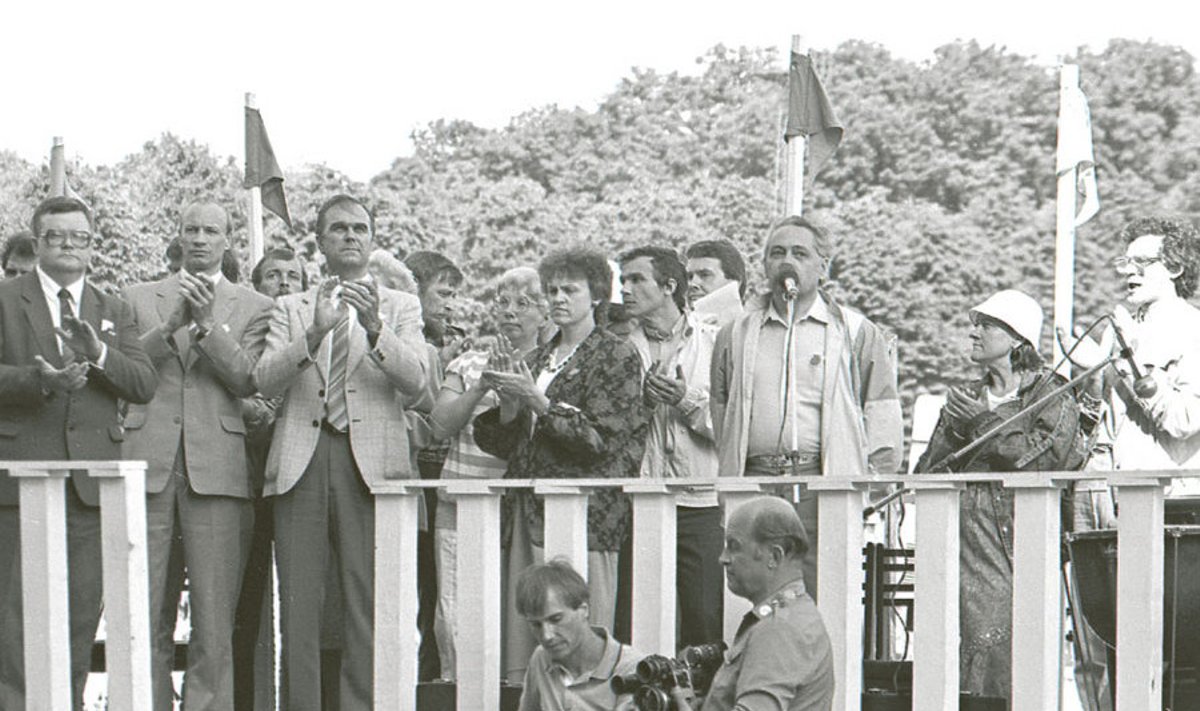 17. juunil 1988 olid lauluväljakul koos        rahvaga (esireas vasakult) Edgar Savisaar, Enn-Arno Sillari, Indrek Toome, Marju Lauristin, Kazimiera Prunskienė, Rein Järlik, Silvi Vrait ja Hagi Šein.
