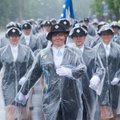 VIDEO ja FOTOD: Pärnus peeti vihmasajus võidupüha paraad, varem kavandatud ülelennud jäid halva ilma tõttu ära