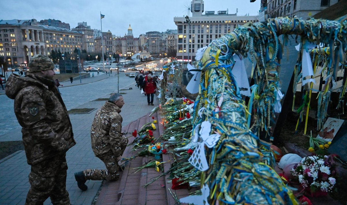 Украинцы отдают дань уважения Небесной сотне в Киеве