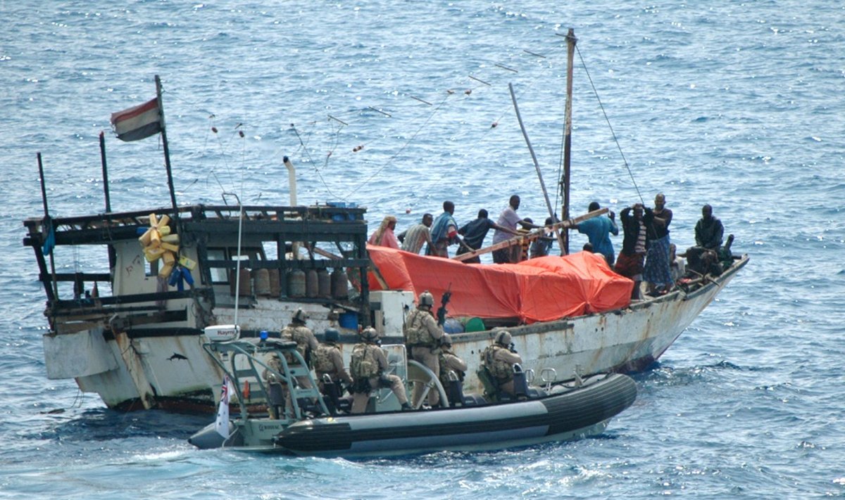 TÖÖ SAI OTSA: Pärast seda, kui riigid India ookeanil tegutsevaid Somaalia piraate tõsiselt võtma hakkasid, vähenes rünnakute arv järsult, mistõttu laevakaitsjad saatsid päevi mööda filme vaadates ja igavledes.&nbsp;