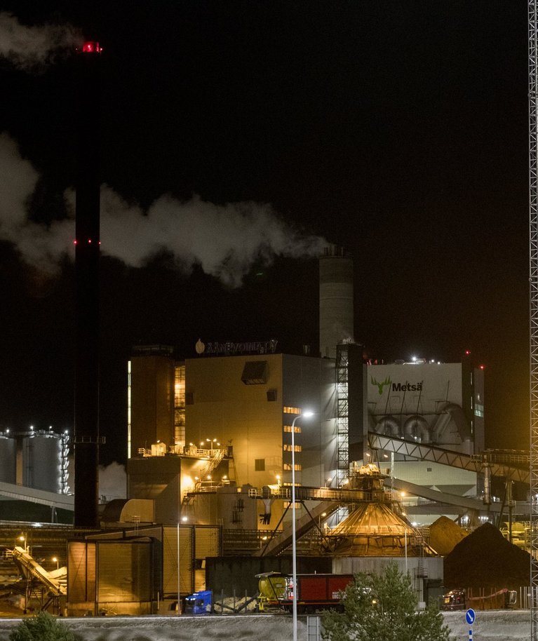 Meie paberipuit sõidab endiselt toormena Põhjamaade ettevõtetesse, näiteks pildil oleva Äänekoski tselluloositehasese taolistesse nende tootmise tipunõudlust katma.