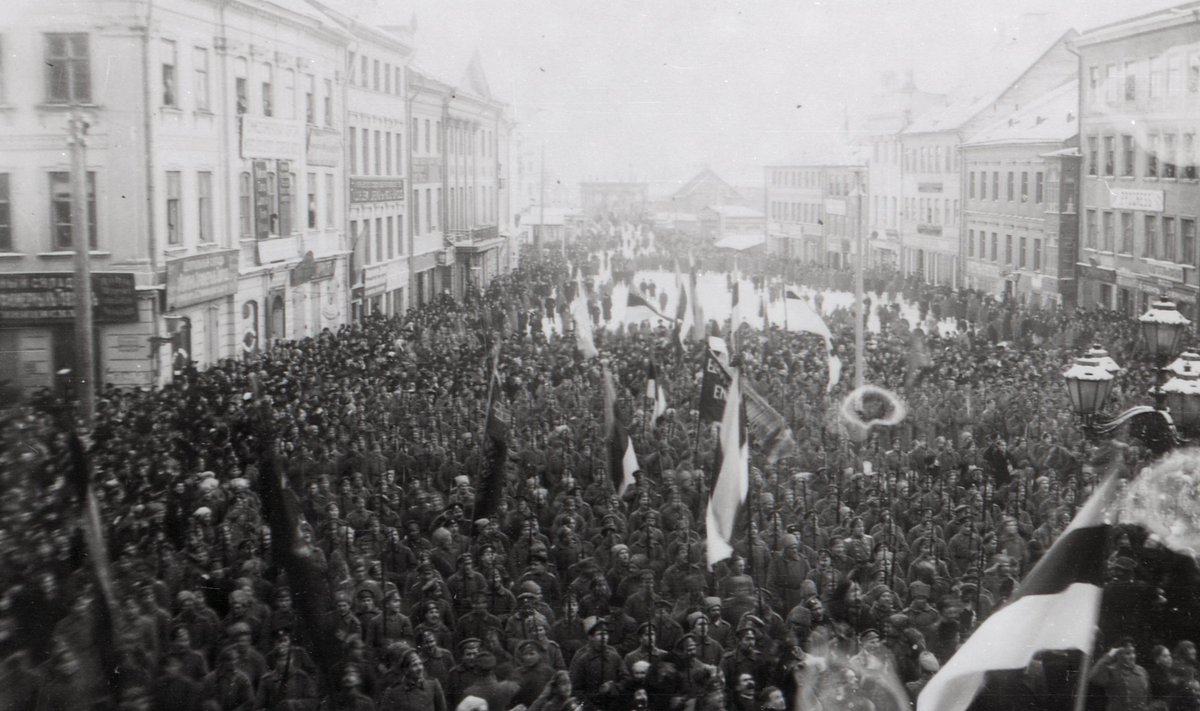 ISESEISVUSE EEST: Eesti tagavarapataljoni meeleavaldus Tartus 4. detsembril 1917 Eesti Maanõukogu toetuseks pärast nõukogu laialisaatmist enamlaste poolt.
