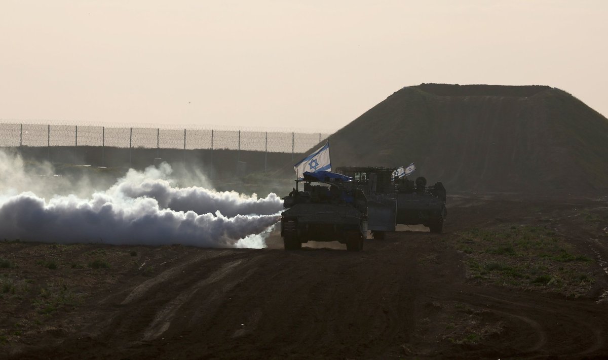 Iisraeli sõjavägi patrullib Gaza sektori piiril.