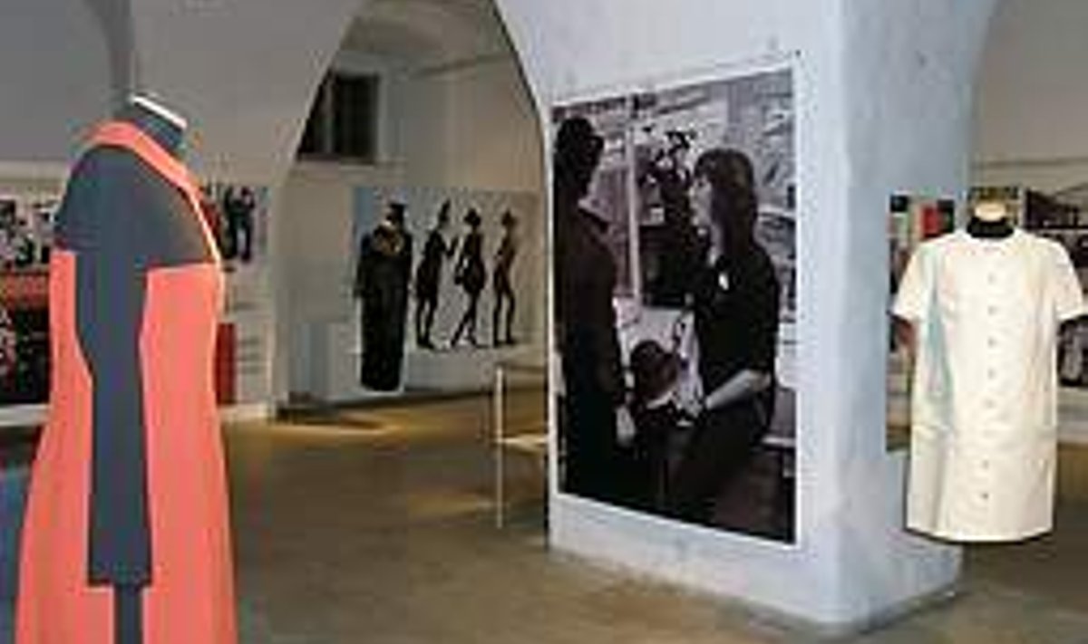 Vähe rõivaid, palju fotosid: Vaade Tallinna Moemaja näitusele tarbekunstimuuseumis. ANU HINT