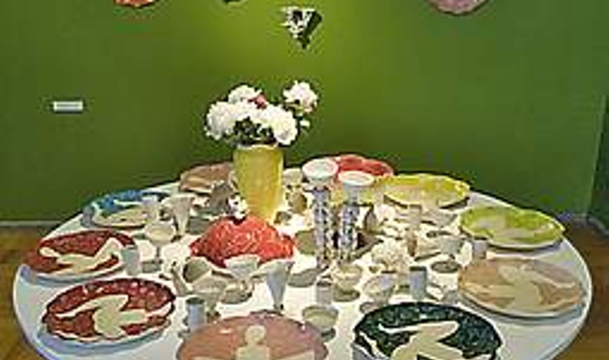 Koduse söögilaua keraamiline simulatsioon: Kaie Pungase ja Liisi Arro installatsioon. VALLO KRUUSER