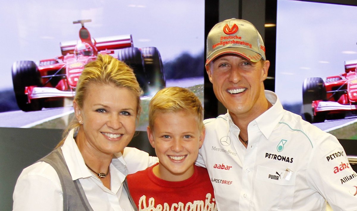 ÕNNELIK PERE Corinna, Michael ja nende poeg Mick Schumacher aastate eest. 