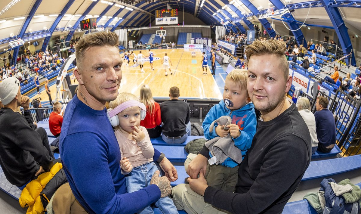 Bändikaaslased Tanel Padar ja Siim Usin oma lastega Kalev Cramo korvpallimeeskonna kohtumisel VTB Ühisliigas Krasnojarski Jenisseiga.
