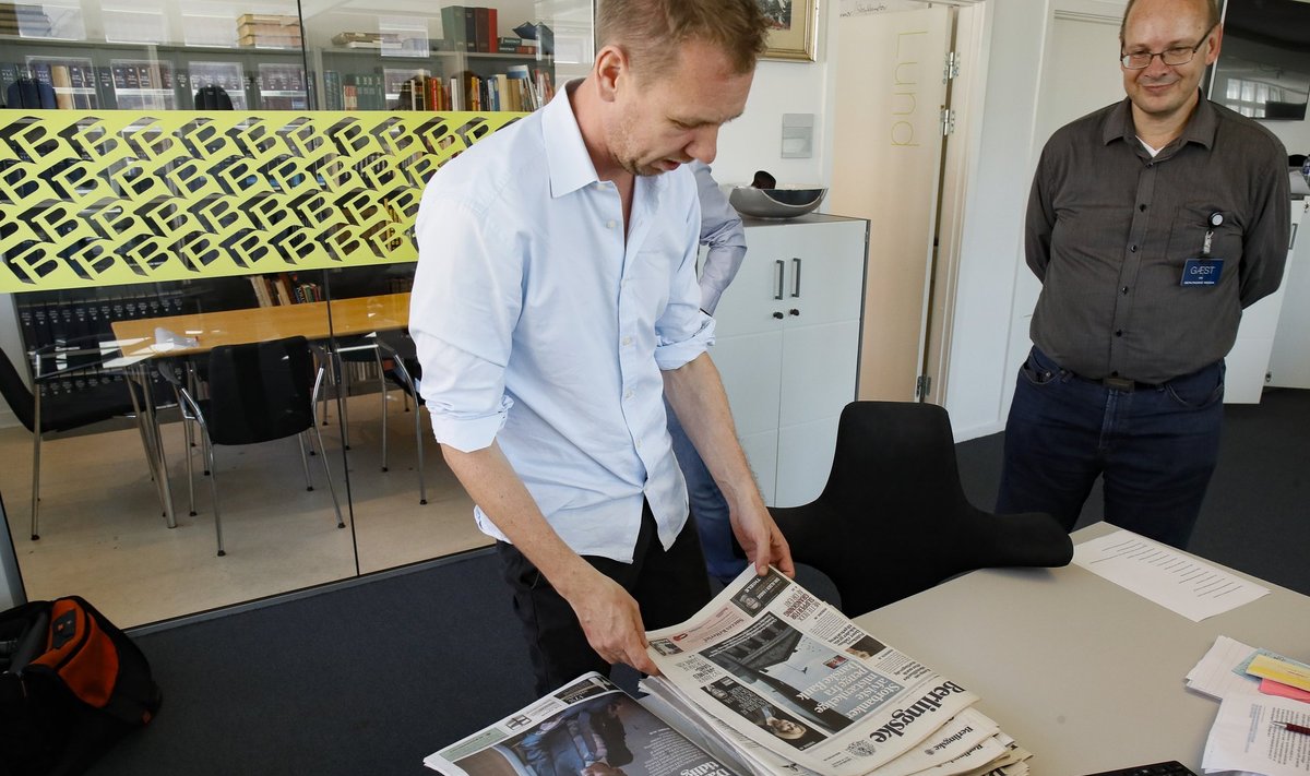 Simon Bendtsen näitab Berlingske toimetuses Danske Banki skandaali paljastavaid lehenumbreid.
