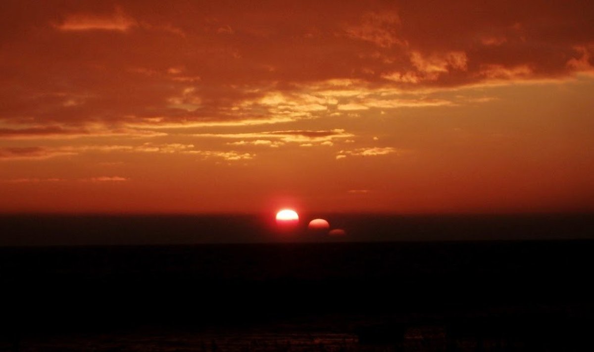Kolme päikesega päikesetõus Ruhnu saarel.