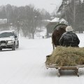 13aastane mära teeb lumekoristustöid võrdselt väiketraktoriga