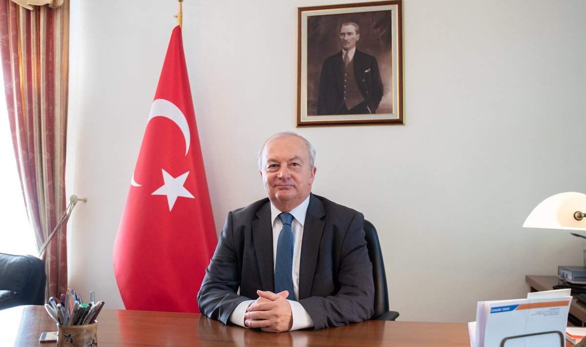 „Me seisame vastamisi teistsuguste katsumustega kui ülejäänud Euroopa. Türgi paikneb piirkonnas, kus on alati olnud palju ohte,” sõnab Özyıldız.