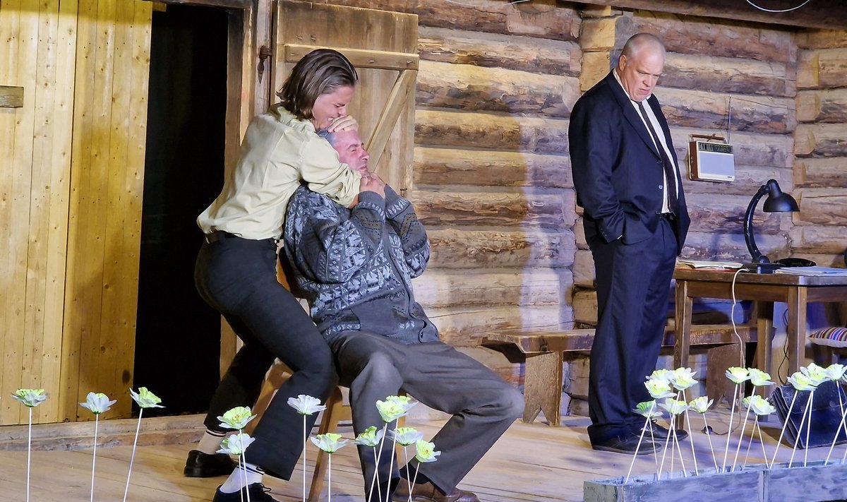 Seersant Tibu (Joosep Palmiste) ja kapten Kukk (Tarvo Sõmer) tutvustavad pastor Salumile (Margus Groznõi) KGB ülekuulamismeetodeid.