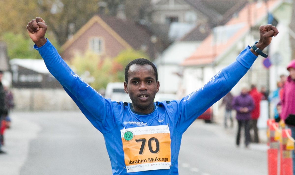 40 Saaremaa kolme päeva jooks, viimane päev võitis Tiidrek Nurme treeningupartner Ibrahim Mukunga. Kolme päevaga läbiti maratondistants ajaga 2.12.15,8. teisele kohale jooksnud Läti jooksja Renars Roze kaotas Mukungale ligi 7 minutit