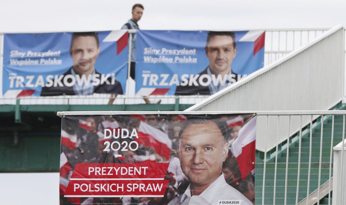 Andrzej Duda valimisreklaam, mille kohal on näha tema konkurendi plakatit.