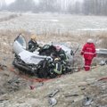 FOTOD | Leedu politsei avas Eestist varastatud BMW pihta tule, vastassuunda kaldunud auto rammis vastu tulnud sõidukeid ja paiskus kraavi