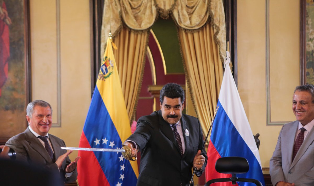 Venezuela president Nicolas Maduro (keskel), Rosnefti juht Igor Setšin (vasakul) ning Venezuela naftaminister ja PDVSA juht Eulogio del Pino mullu juulis Caracases firmade koostöölepingu allakirjutamisel.
