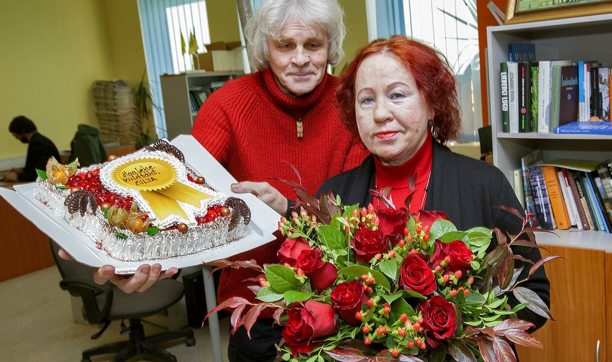 Valgetähe V klassi teenetemärgi kavaler Silja Lättemäe torti hoiab Jüri Aarma, Maalehe teine sama teenetemärgi kandja.