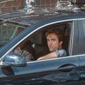 FOTOD | Vaikust! Kaamera! Action! Robert Pattinson tuhiseb Pärnu maantee stseenides BMWga