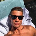 PAPARATSO: Uus pruut? Cristiano Ronaldo hullas basseini ääres särisevalt kuuma blondiiniga, kes kuulus oma tagumiku poolest