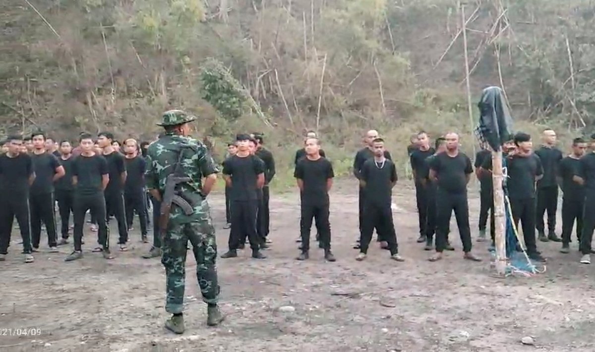Kareni Rahvusliit aprillis värskelt värvatud võitlejaid koolitamas