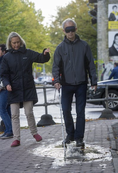 LÄBI LOIKUDE: Riin Ööbik on pimedaid ja vaegnägijaid liikuma õpetanud ligi 20 aastat.