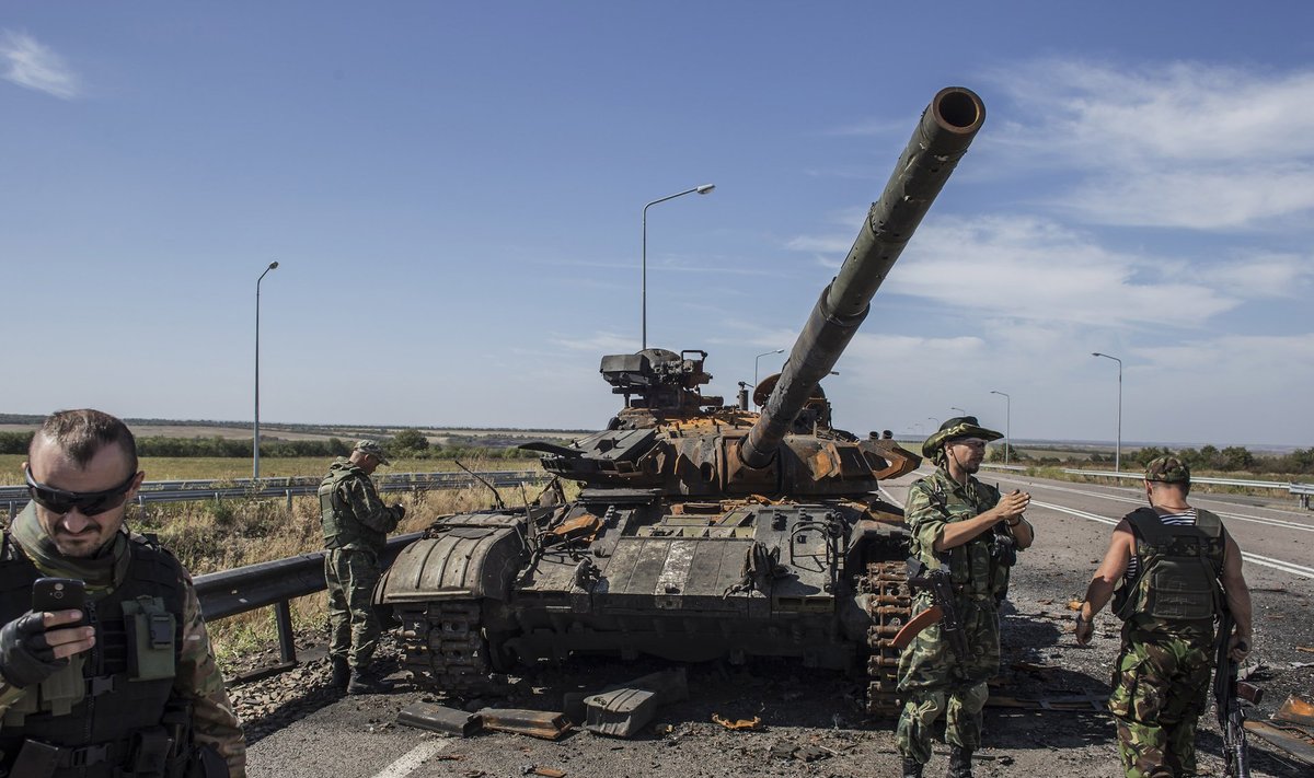 Terroristid seisavad põlenud Ukraina tanki juures Luganski lennujaama lähistel
