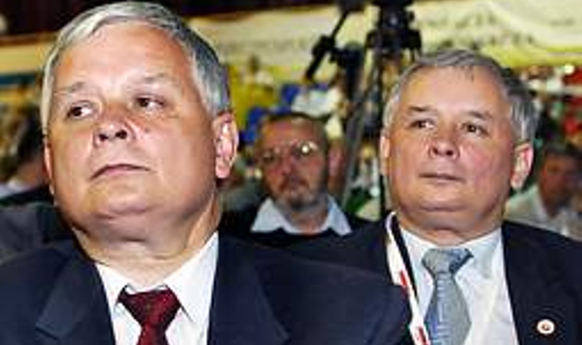 Seletamatu lugu: Poola näitestaar Lubomir Wozniak suudab end kokku võttes esineda samal ajal nii president Lech Kaczynski kui peaminister Jaroslaw Kaczinskina. AFP