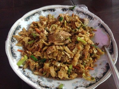 Kottu, kohalik õhtusöök, mis Sri Lankale omaselt serveeritud kilekotiga ümbritsetud taldrikul. 