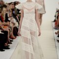 Valentino esitles ingellikku couture-kollektsiooni
