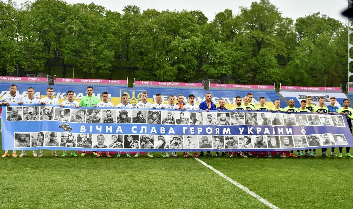 47 Dinamo ultrafänni piltidega plakat rulliti Ukraina kõrgliigamatši eel lahti.