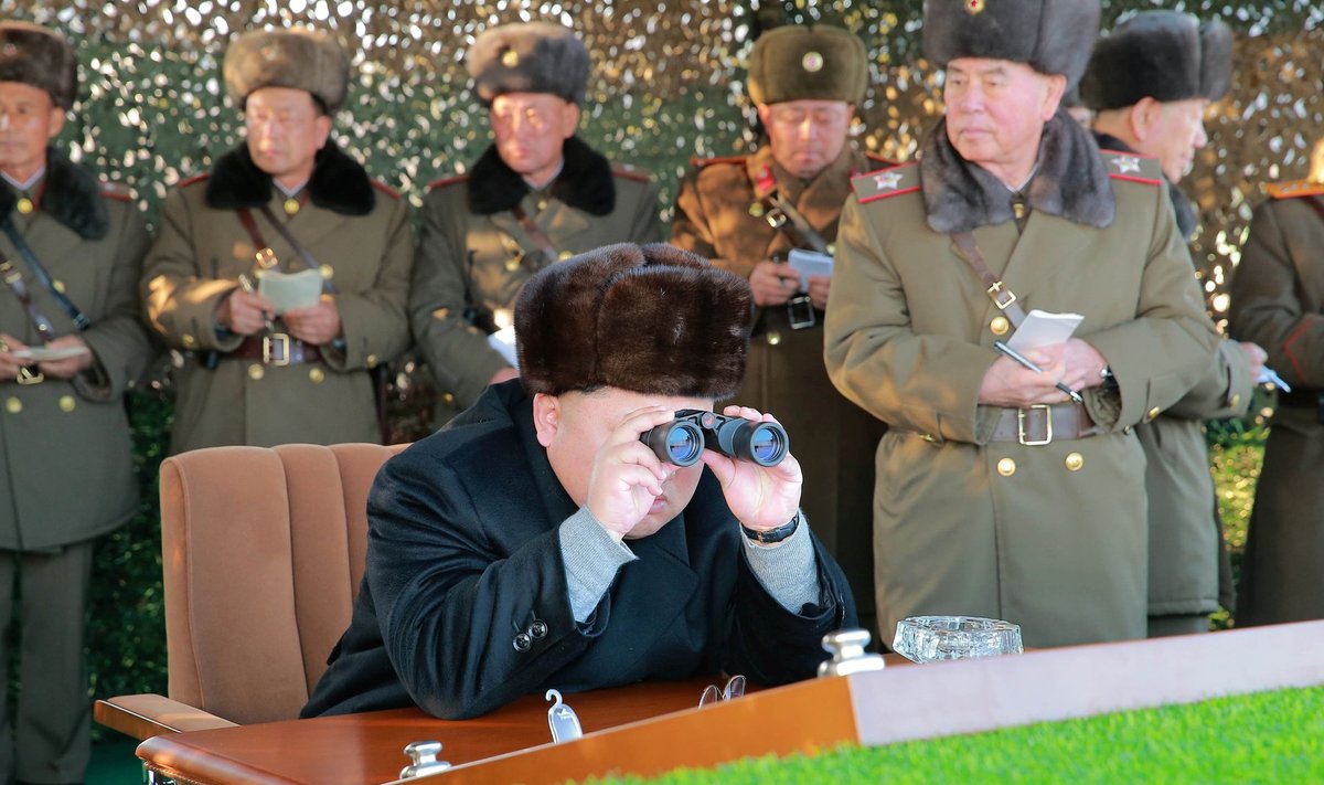 Põhja-Korea liider Kim Jong Un laskmisvõistlust jälgimas.