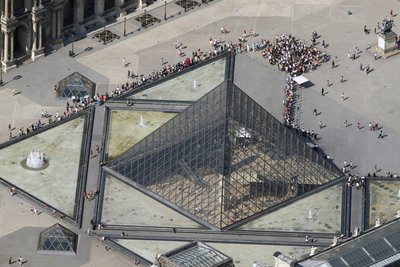 Louvre pole kõigi jaoks: selles hiigelsabas ei pea seisma.