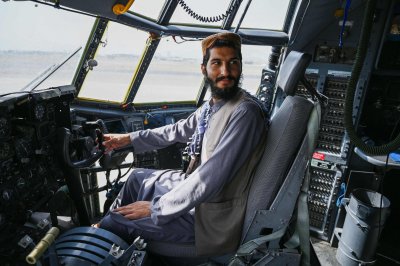Talibani võitleja Kabuli lennuväljal Afganistani õhuvägede lennuki kokpitis. 