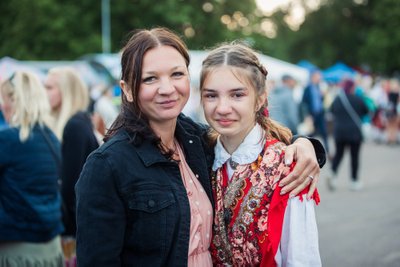 Svitlana ja Liiza, tütar juba tantsib eesti rahvatantse, ema kavatseb peagi alustada samuti.