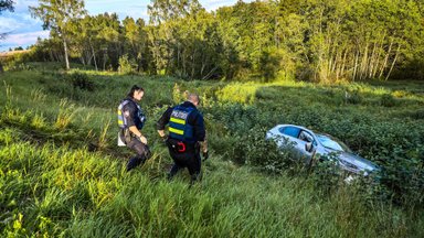 FOTOD | Viljandimaal paiskus auto kokkupõrkel rekkaga kraavi, juhid pääsesid suurte vigastusteta