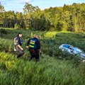 FOTOD | Viljandimaal paiskus auto kokkupõrkel rekkaga kraavi, juhid pääsesid suurte vigastusteta