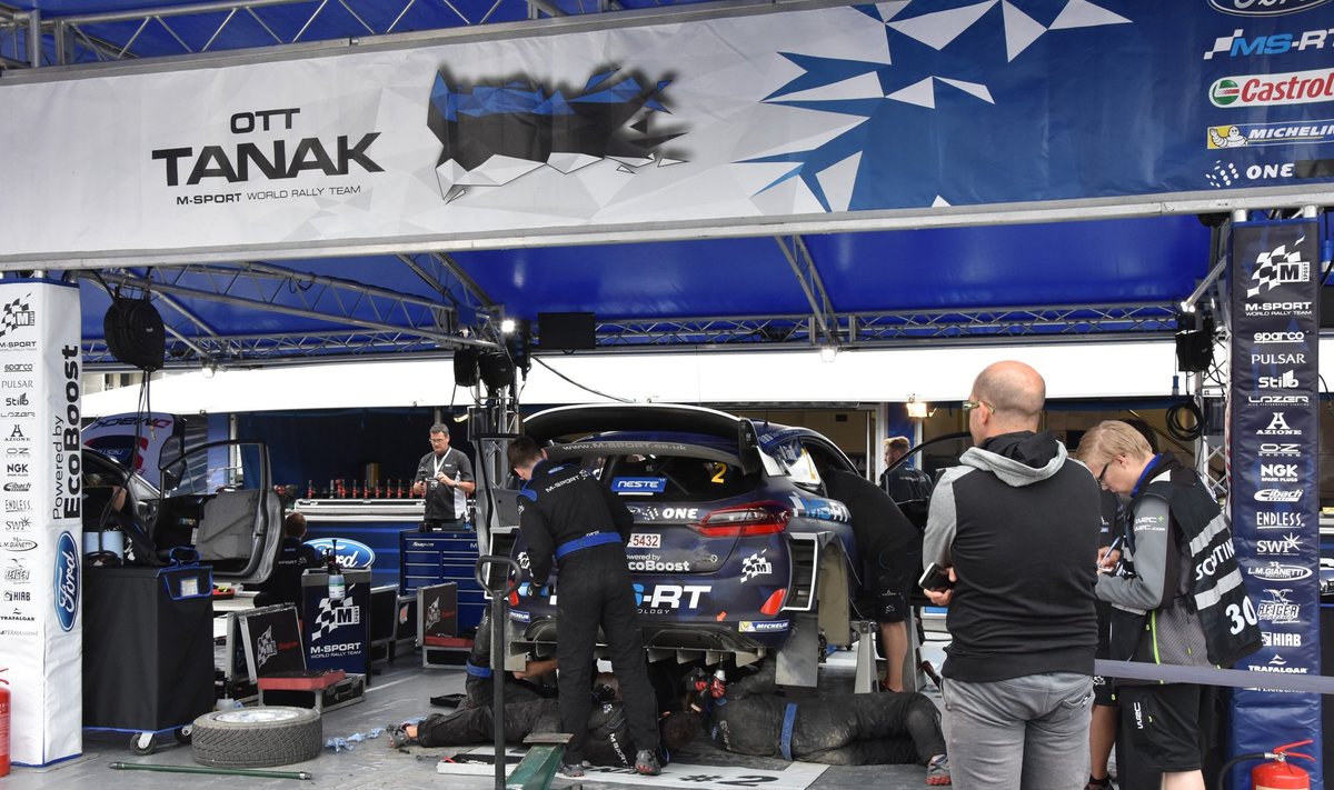 M-Spordi mehaanikud testikatsete läbimise vaheajal Ott Tänaku autot sobivaks seadistamas.