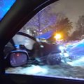 ФОТО | В Таллинне с дороги вынесло BMW. Водителя доставили в больницу