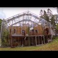 ВИДЕО: Глупо или гениально? В поисках тепла семья из Швеции построила вокруг своего дома парник