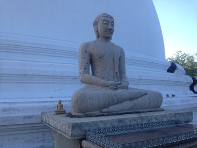 Anuradhapuras stuupa kõrval istuv suur ja väike Buddha. 