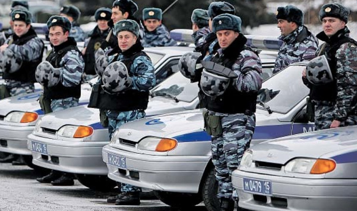 Vene militsionäärid hommikusel rivistusel. Tänasest kannavad nad politseiniku nimetust.